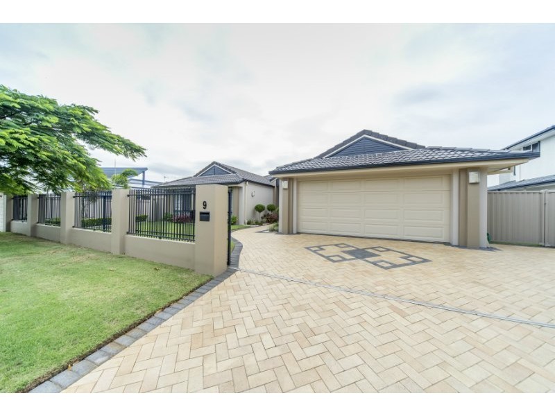 9 Manacor Place, Coombabah QLD 4216