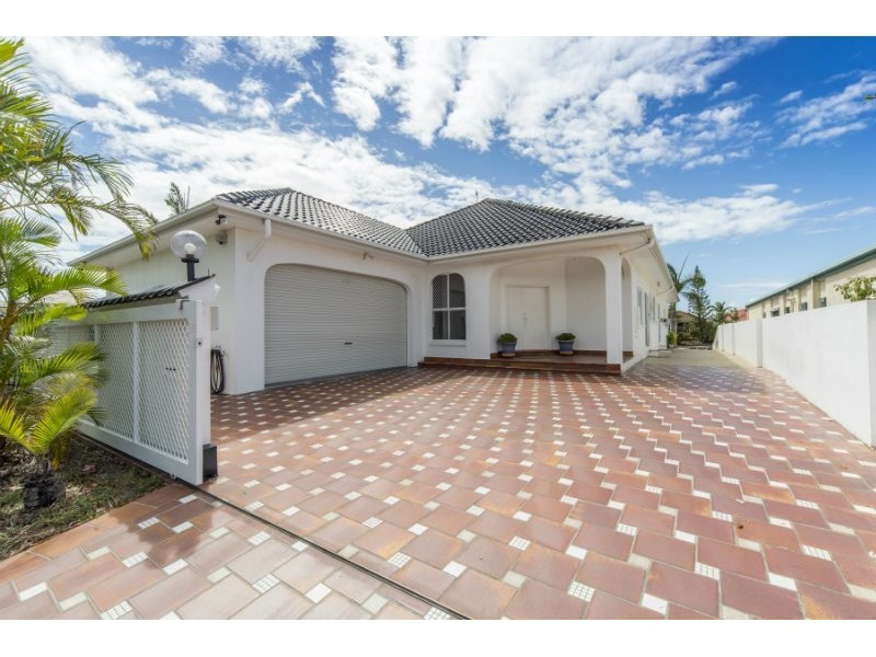 18 Grand Canal Way, Runaway Bay QLD 4216