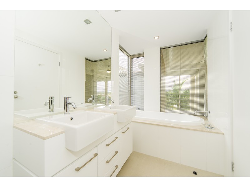 1748/1 Rialto Quay Drive, Hope Island QLD 4212