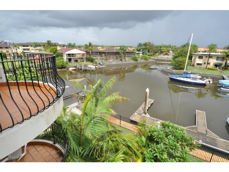 11/12 Canal Avenue, Runaway Bay QLD 4216