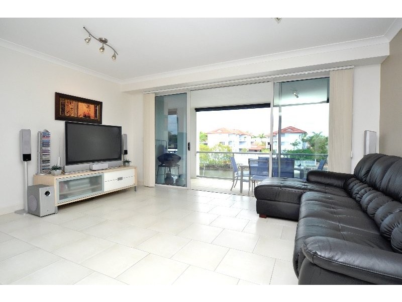 6/16-18 Canal Avenue, Runaway Bay QLD 4216