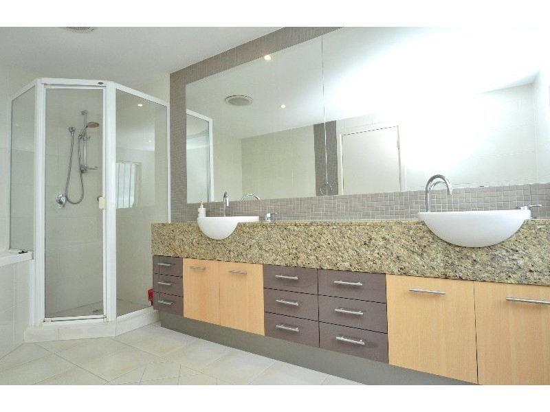 6/16-18 Canal Avenue, Runaway Bay QLD 4216