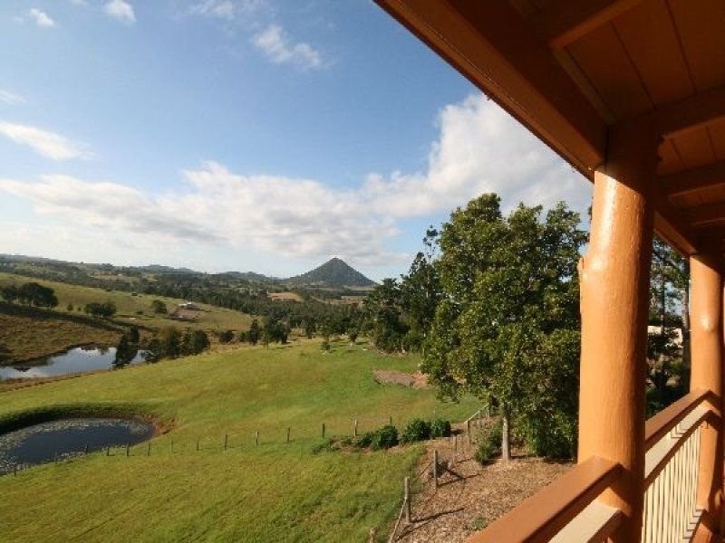 18 Pine Tree Drive, Lake Macdonald QLD 4563