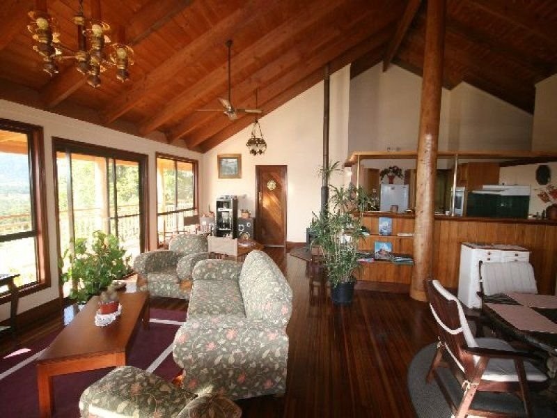 18 Pine Tree Drive, Lake Macdonald QLD 4563