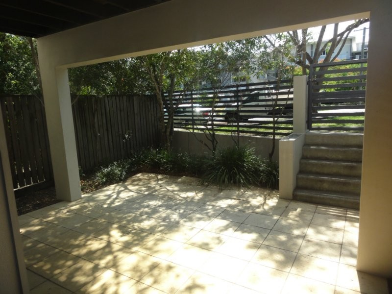 2/80 Clarence Road, Indooroopilly QLD 4068