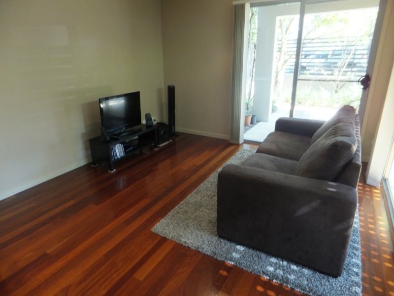 2/80 Clarence Road, Indooroopilly QLD 4068