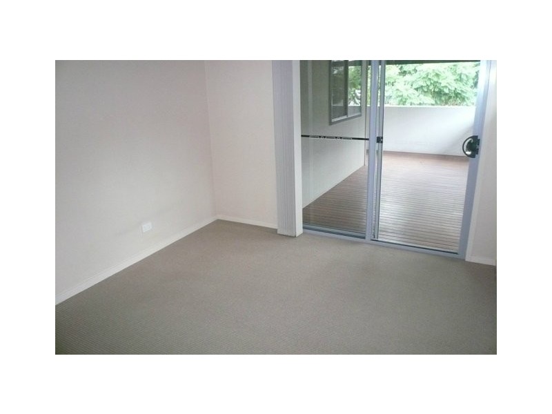2/80 Clarence Road, Indooroopilly QLD 4068