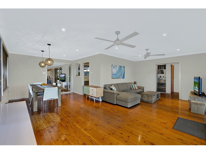 8 Roger Crescent, Berkeley Vale NSW 2261