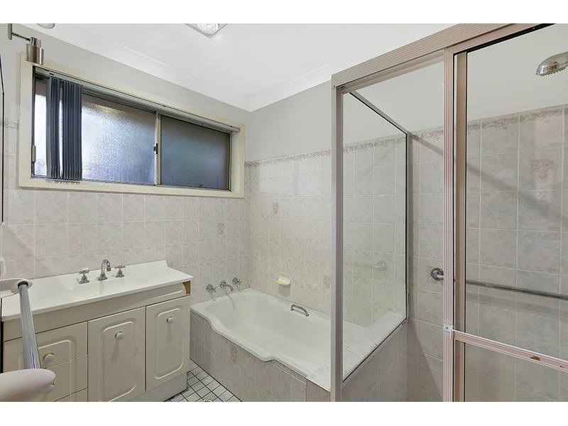 8 Roger Crescent, Berkeley Vale NSW 2261