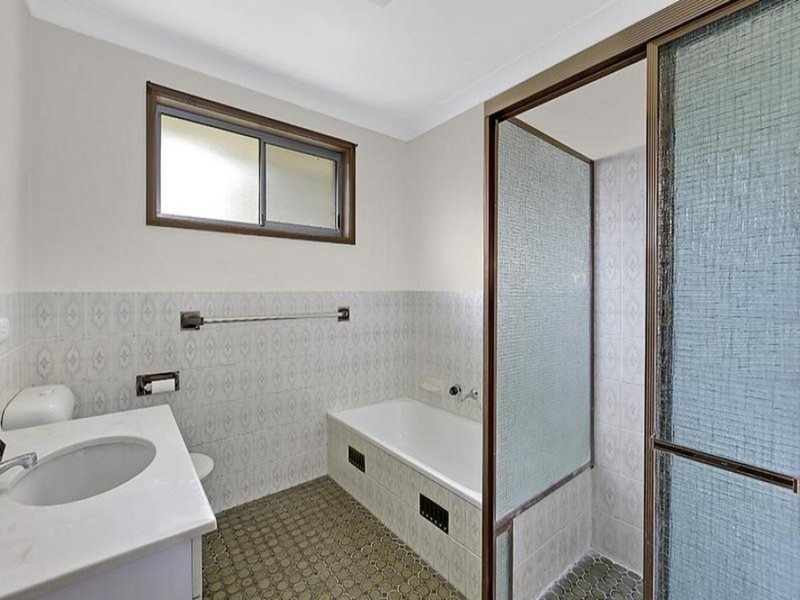 2 Pindarri Avenue, Berkeley Vale NSW 2261