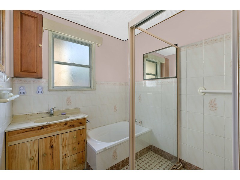 24 Panorama Pde, Berkeley Vale NSW 2261