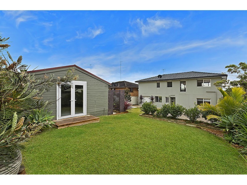 6 Hillcrest Avenue, Bateau Bay NSW 2261
