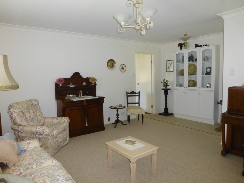 4 Parkside Avenue, Bateau Bay NSW 2261