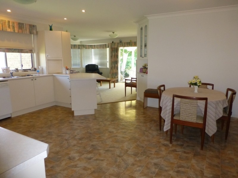 4 Parkside Avenue, Bateau Bay NSW 2261