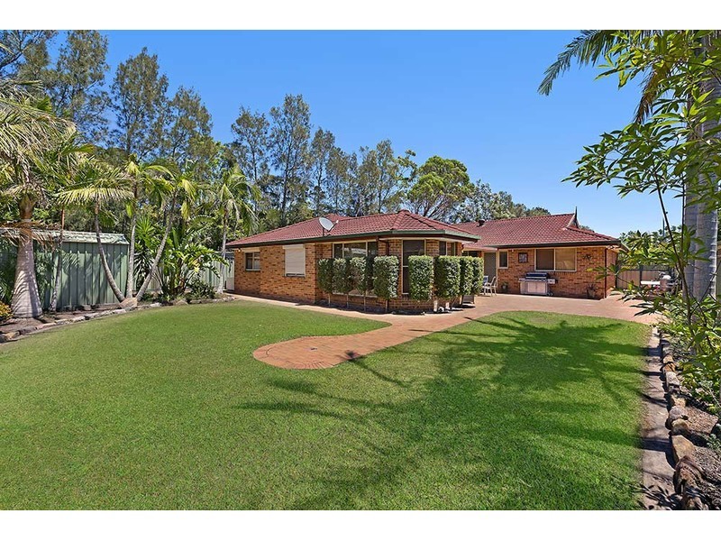 1 Castlereagh Crescent, Bateau Bay NSW 2261