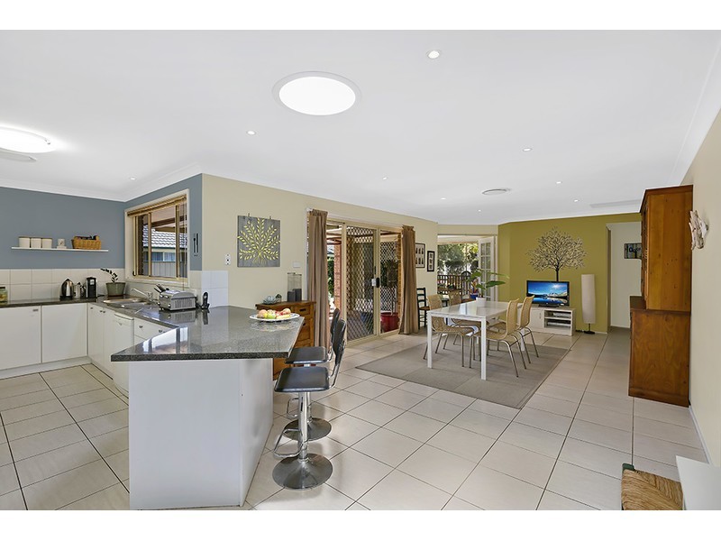 1 Castlereagh Crescent, Bateau Bay NSW 2261