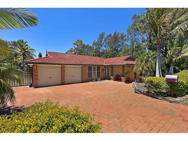 1 Castlereagh Crescent, Bateau Bay NSW 2261