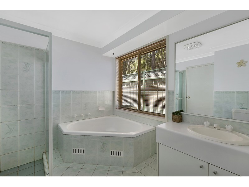 1 Castlereagh Crescent, Bateau Bay NSW 2261