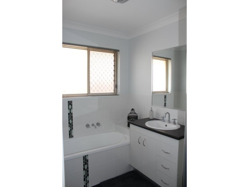 8 Serenity Court, Crestmead QLD 4132