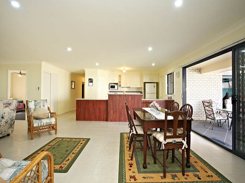 8 Fordham Court, Regents Park QLD 4118