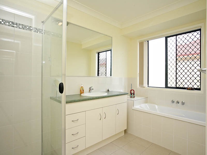 8 Fordham Court, Regents Park QLD 4118