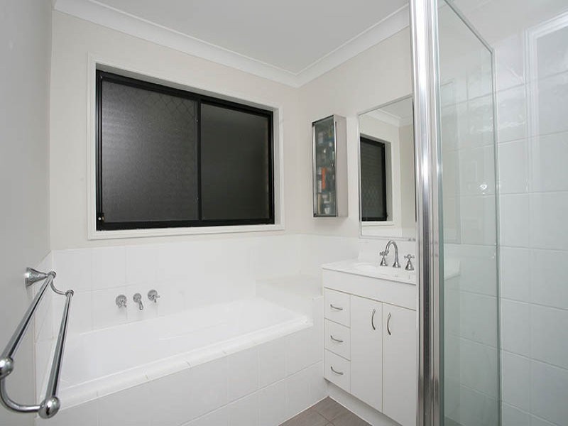 1 Zoe Place, Hillcrest QLD 4118