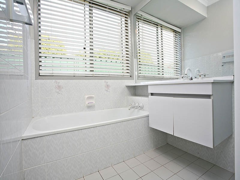 60 Parkroyal Crescent, Regents Park QLD 4118