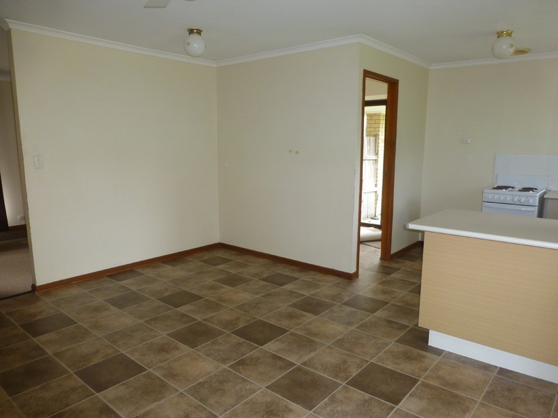 8 Regency Drive, Regents Park QLD 4118