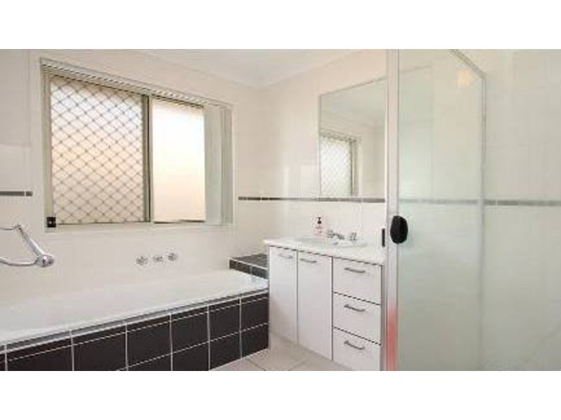 10 Sunrise Crescent, Regents Park QLD 4118