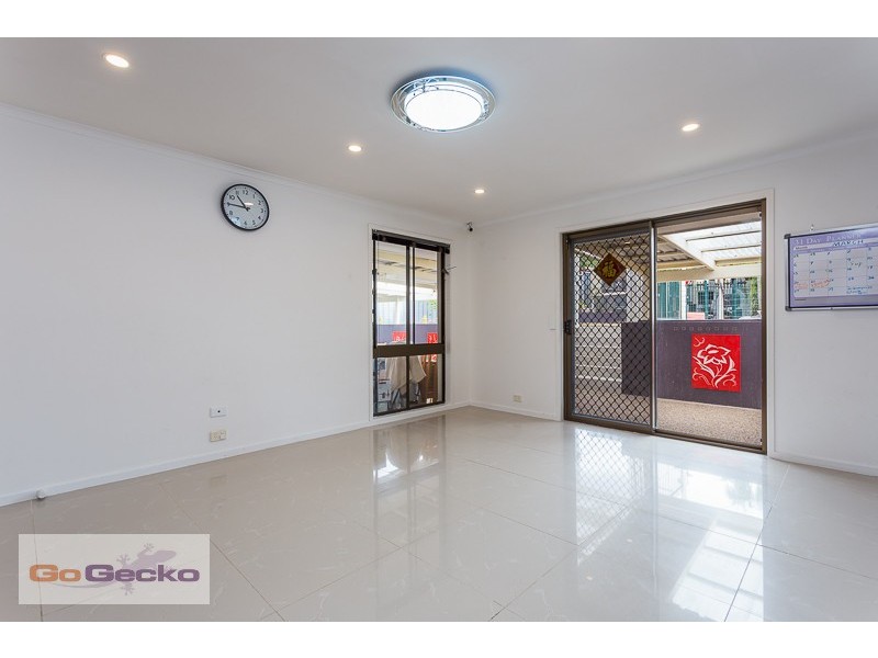 25 Owens Crescent, Regents Park QLD 4118