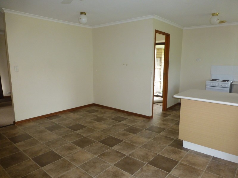 8 Regency Drive, Regents Park QLD 4118