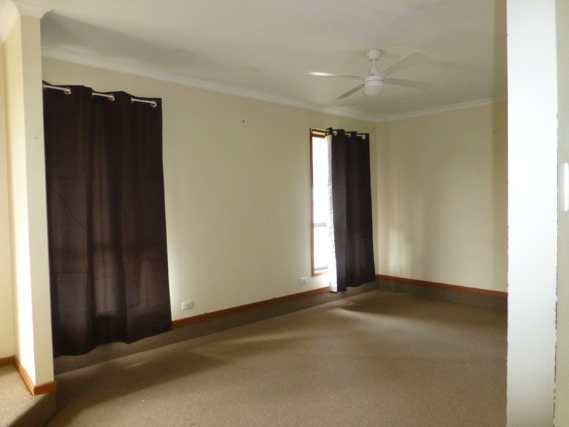 8 Regency Drive, Regents Park QLD 4118
