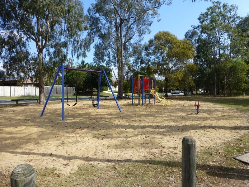 8 Regency Drive, Regents Park QLD 4118
