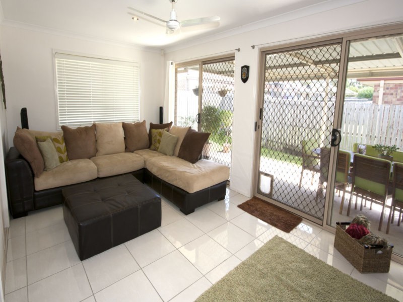 15 Billabong Drive, Crestmead QLD 4132