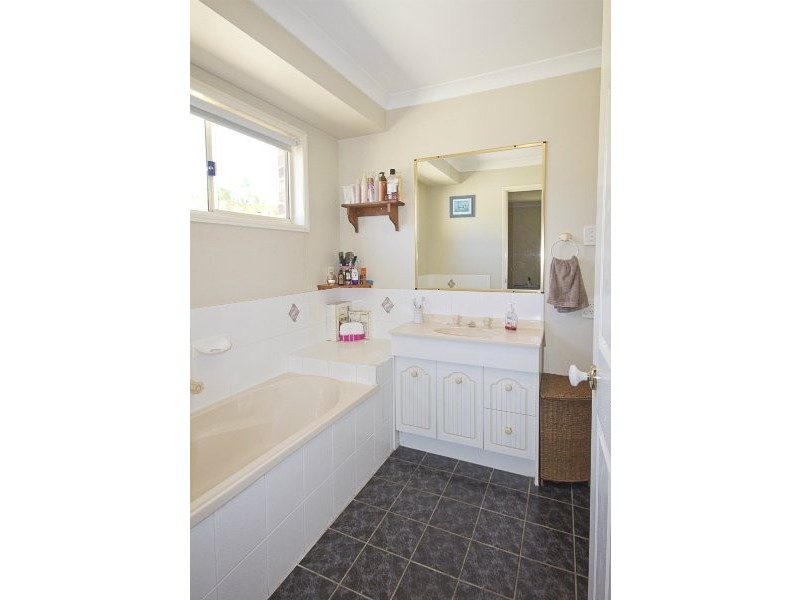 8 Majestic Court, Regents Park QLD 4118