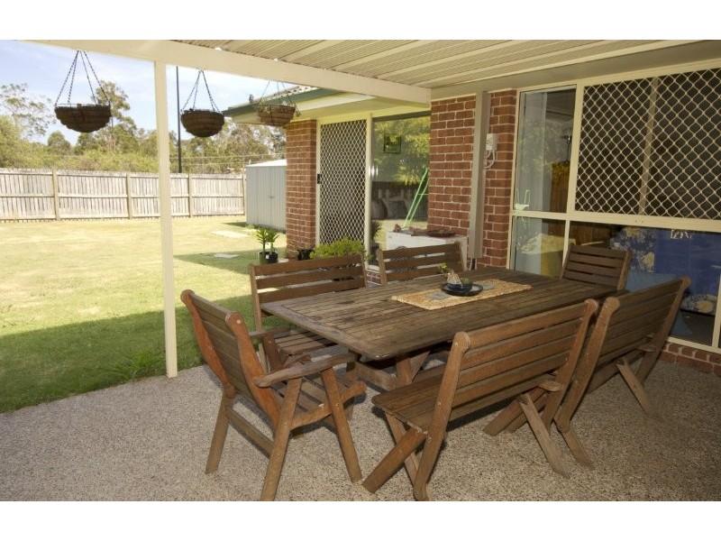6 Library Ct, Meadowbrook QLD 4131