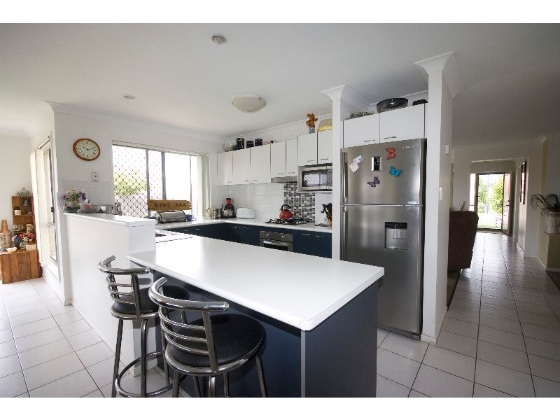 8 Paul Drive, Regents Park QLD 4118