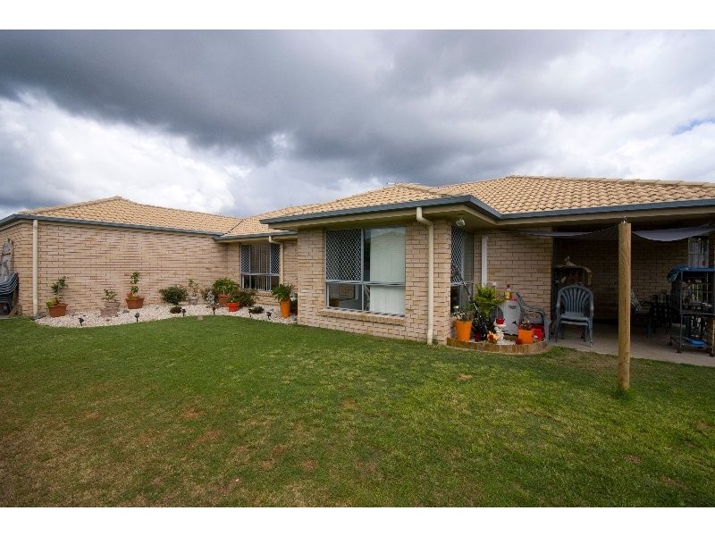 8 Paul Drive, Regents Park QLD 4118