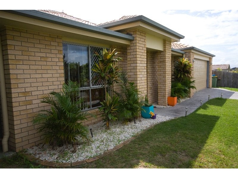 8 Paul Drive, Regents Park QLD 4118