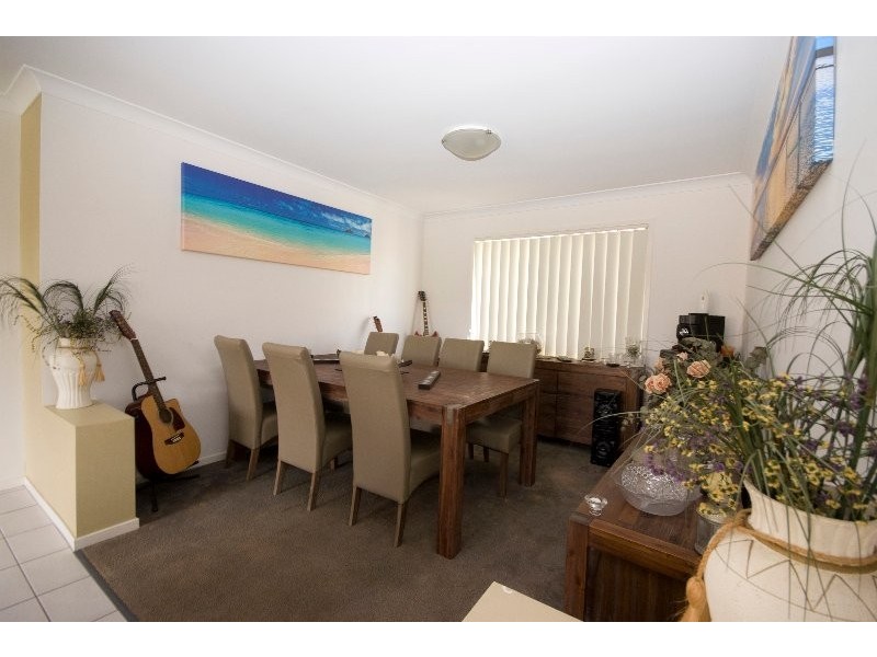 8 Paul Drive, Regents Park QLD 4118