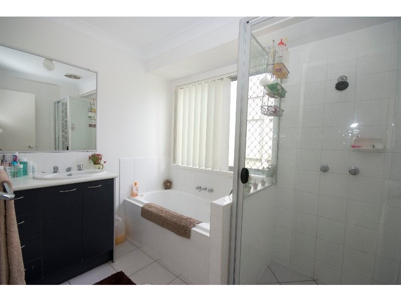 8 Paul Drive, Regents Park QLD 4118