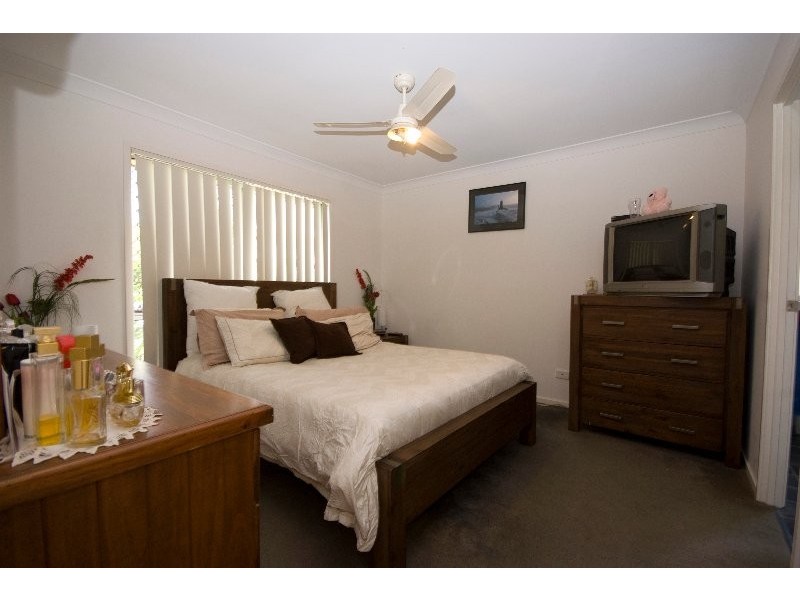 8 Paul Drive, Regents Park QLD 4118