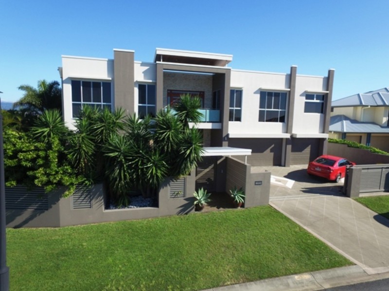 9 Zenith Crescent, Pacific Pines QLD 4211