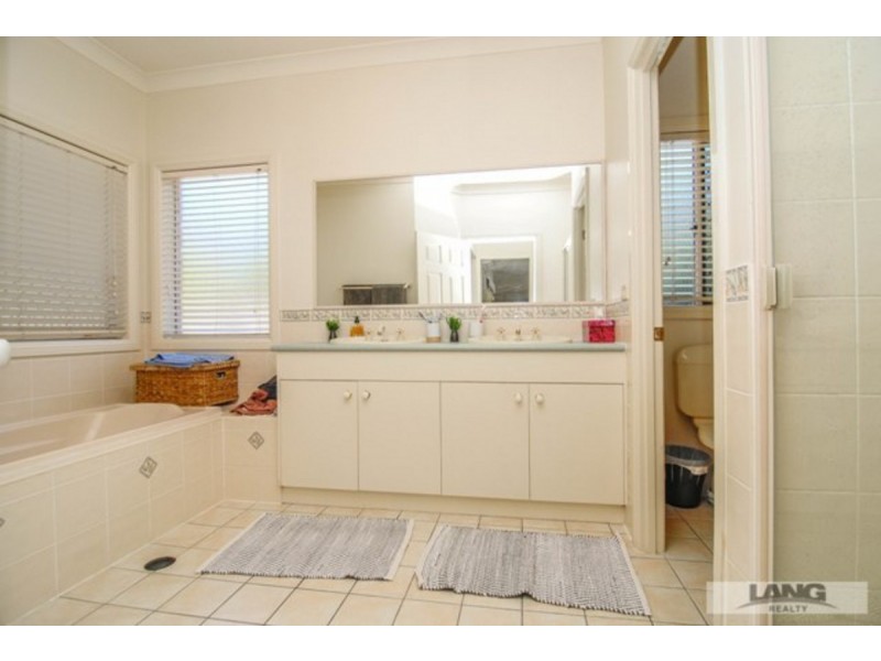 9 Howard Hughes Court, Maudsland QLD 4210