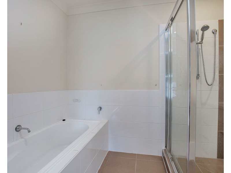 1/8 Mugello Avenue, Oxenford QLD 4210