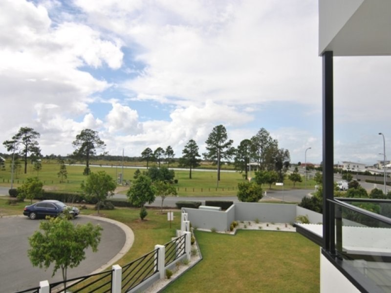 39 Rhodium Crescent, Hope Island QLD 4212