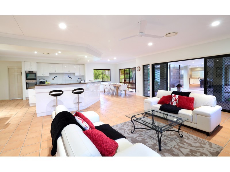 8 Shady Grove, Tanawha QLD 4556