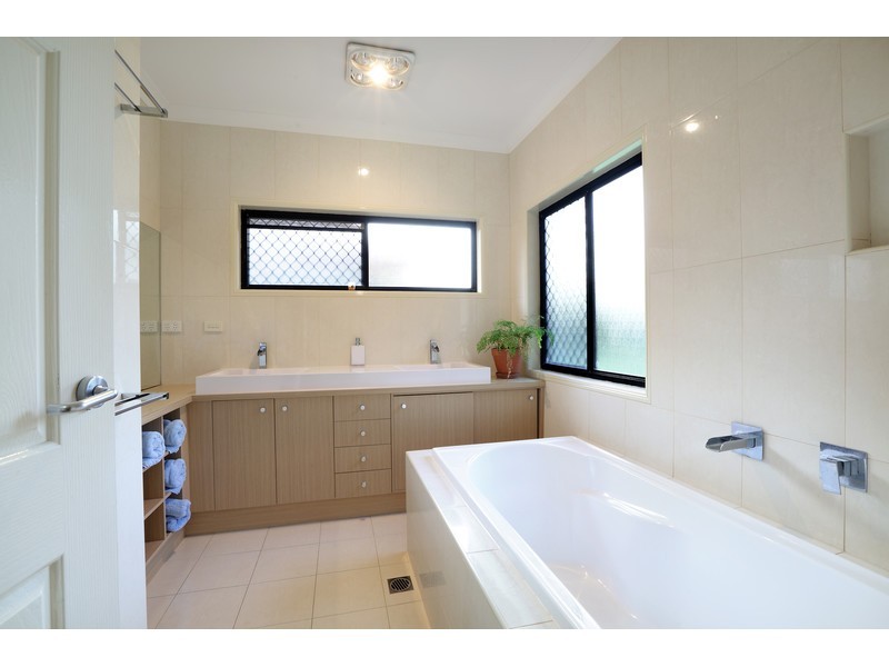 8 Shady Grove, Tanawha QLD 4556