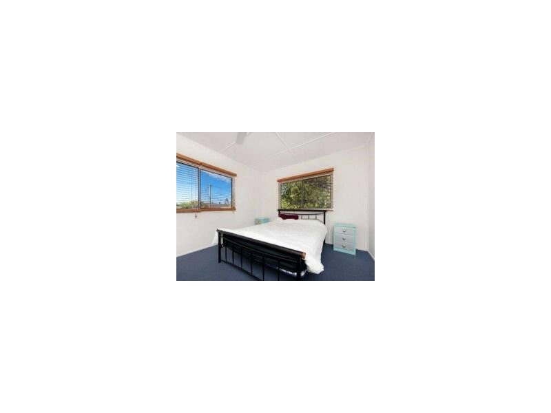 35 Ridgeway Avenue, Southport QLD 4215