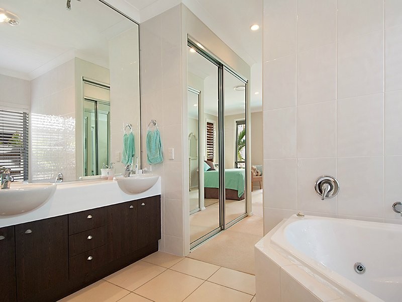 37 Lakeside Dve, Peregian Springs QLD 4573